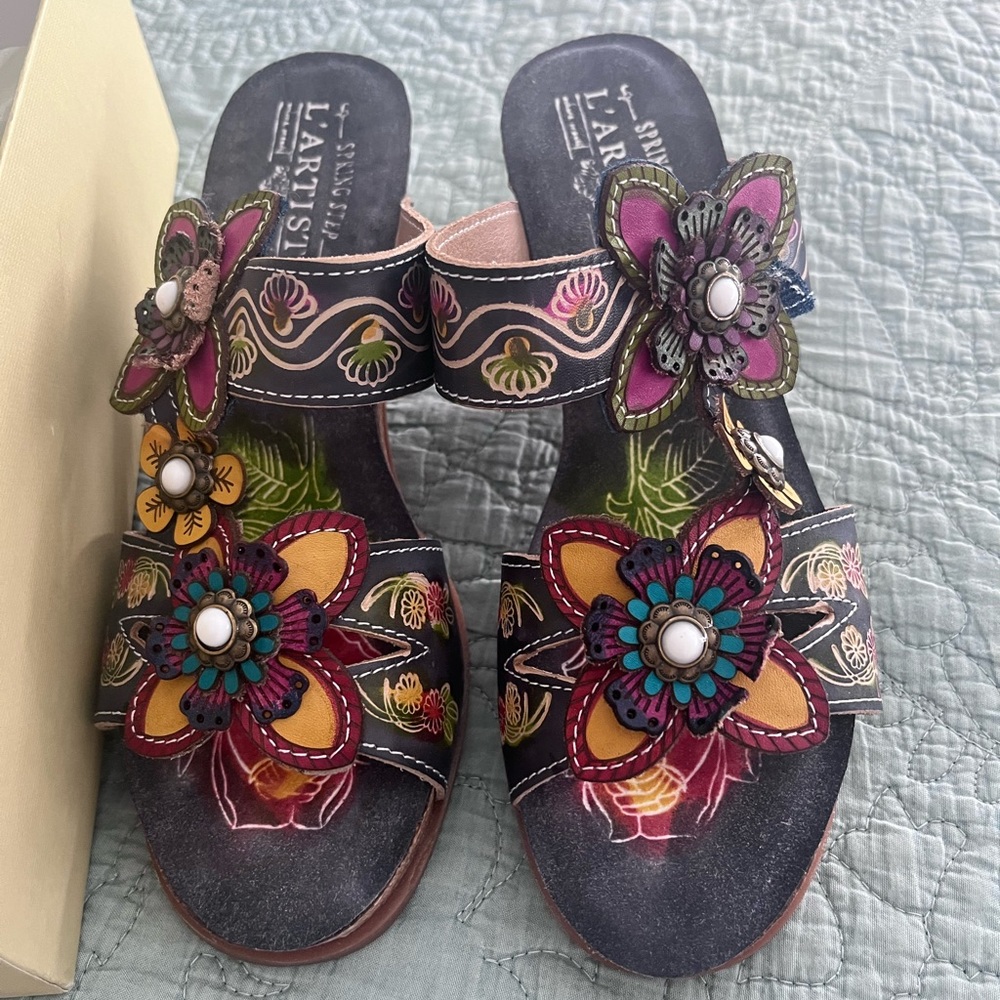 Beautiful L’Artiste sandals